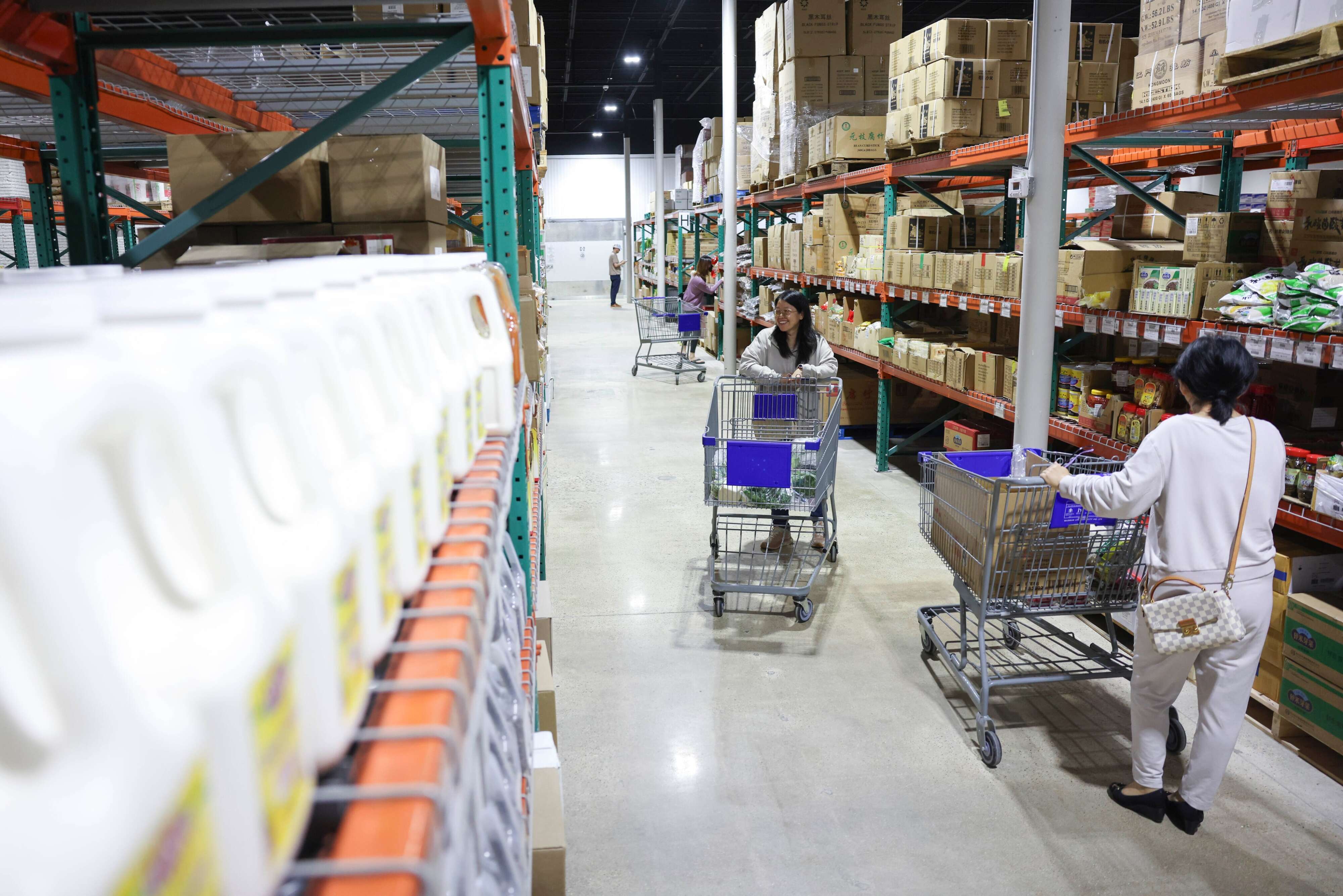 New warehouse-type store catering to Asian tastes opens to public ...