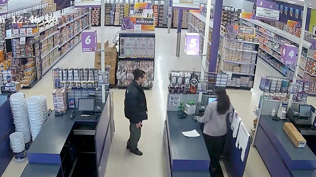 Fireworks executive rips page from Boston bombing playbook to trace NYC terror suspect<br><br>