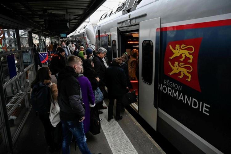 Un camion heurte un pont-rail : la SNCF interrompt la circulation sur ...