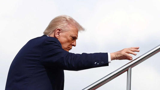 U.S. President Donald Trump boards Air Force One to depart Haneda Airport for South Korea, in Tokyo, Japan, October 29, 2025. REUTERS Evelyn Hockstein