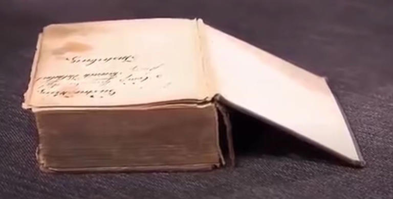 Diese zerfledderte Bibel ist leider keine 300.000 Euro wert (Bildquelle: ZDF)