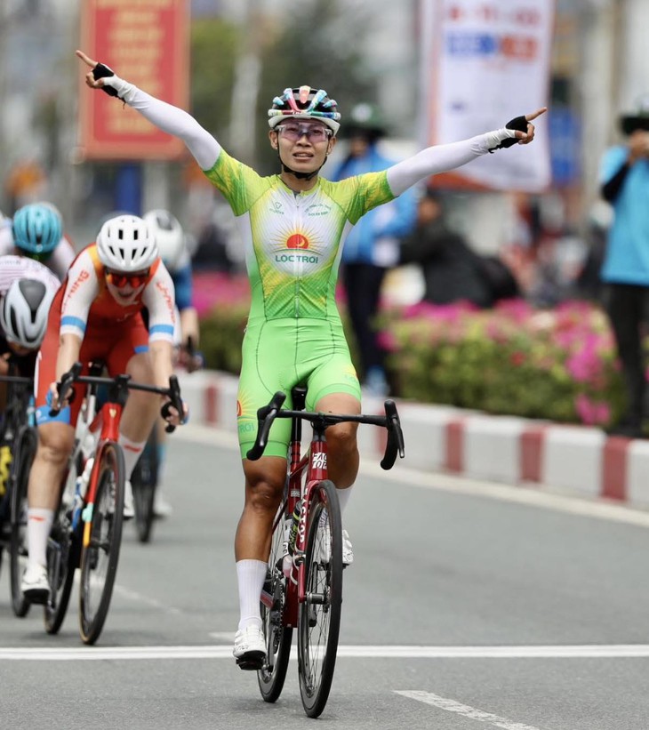 Nguyễn Thị Thật thắng kịch tính, Thu Mai đoạt áo xanh ở Giải xe đạp quốc tế TP.HCM