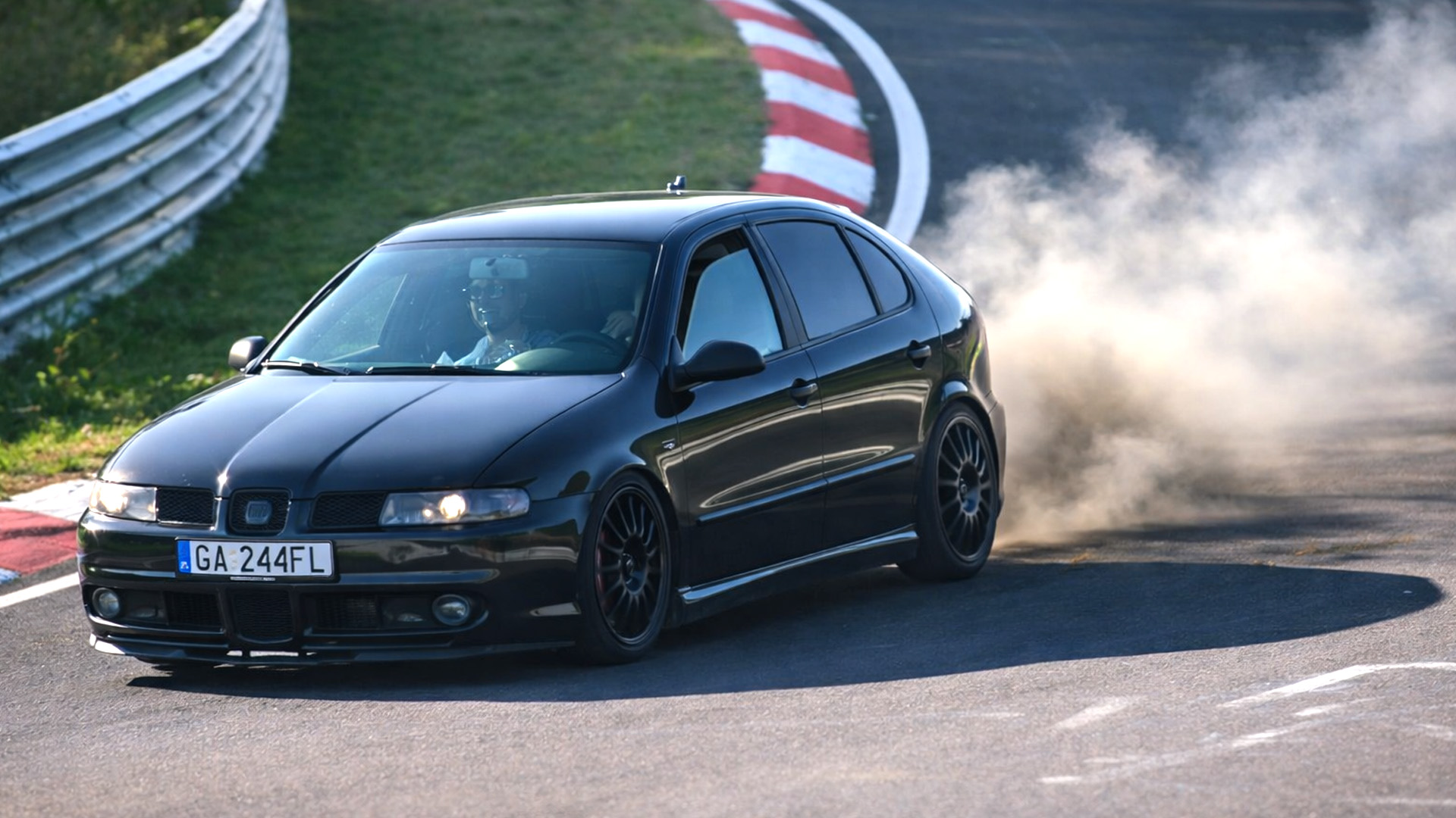 Hard rijden zorgt voor gevaarlijk moment op de Nürburgring