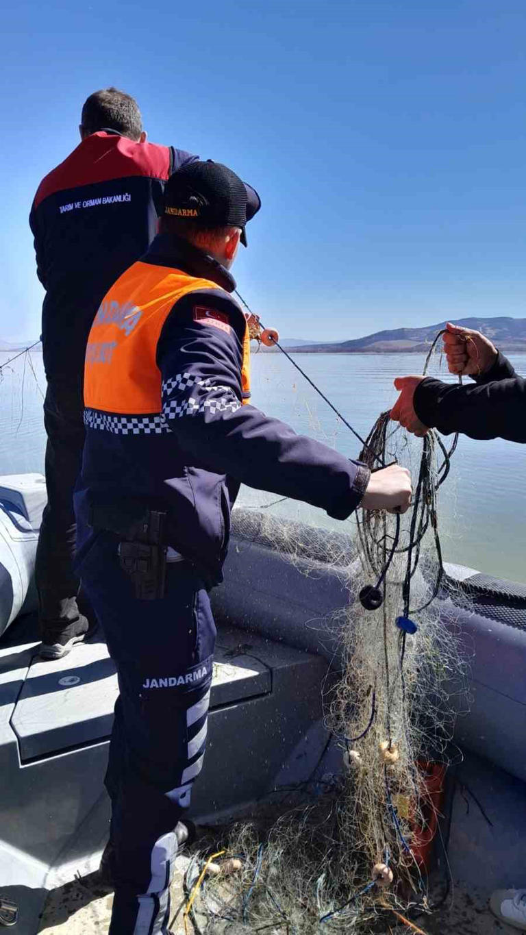 Işıklı Barajında kaçak avcılığa geçit yok, 5 bin metre ağ ele geçirildi