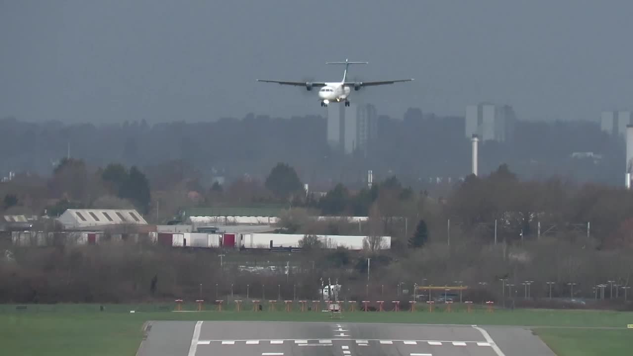 White-knuckle landing - pilots struggle to land at Birmingham Airport ...
