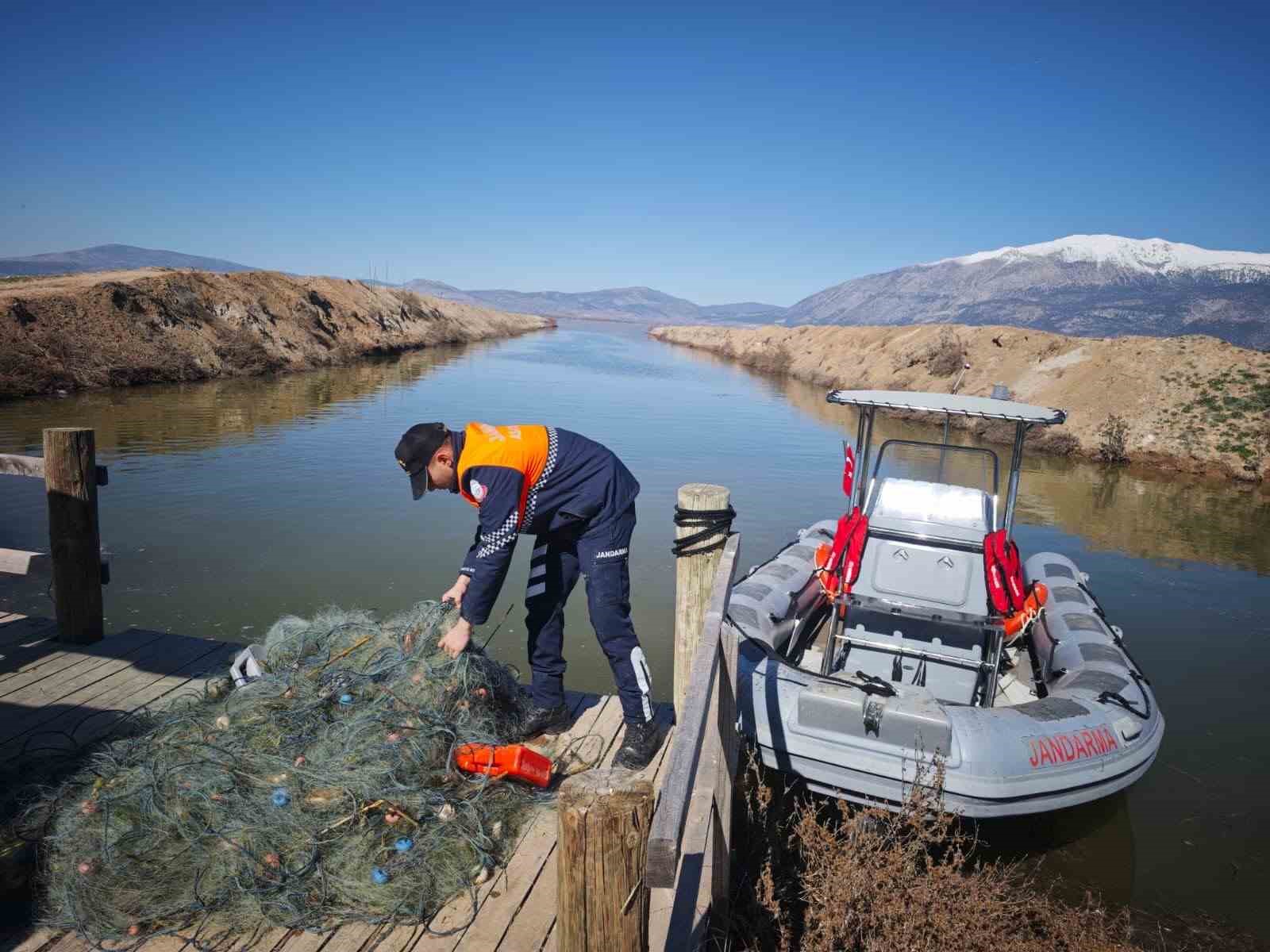 Işıklı Barajında kaçak avcılığa geçit yok, 5 bin metre ağ ele geçirildi