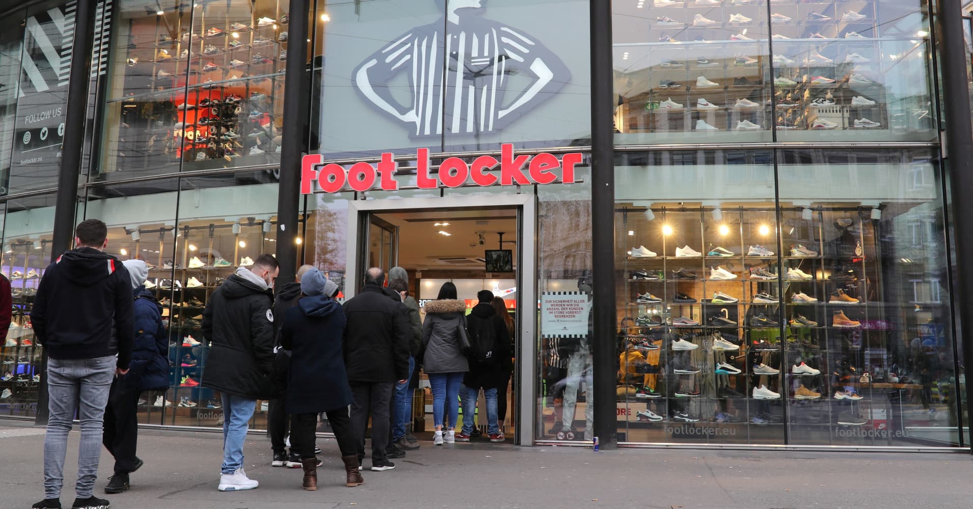 Dick's Sporting Goods issues weak profit guidance as Foot Locker merger ...