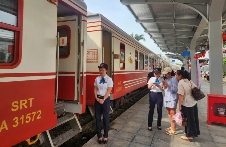 Ngành đường sắt giảm giá vé tàu 3% sau khi tăng 10%