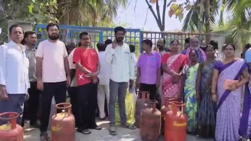 Gas agency: గ్యాస్‌ ఏజెన్సీ ముందు బారులు తీరిన ప్రజలు
