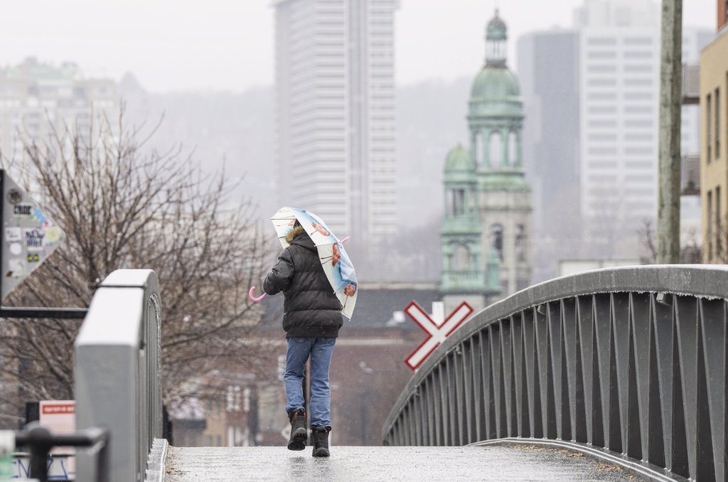 Hundreds of thousands of Hydro Quebec customers without power after ice ...
