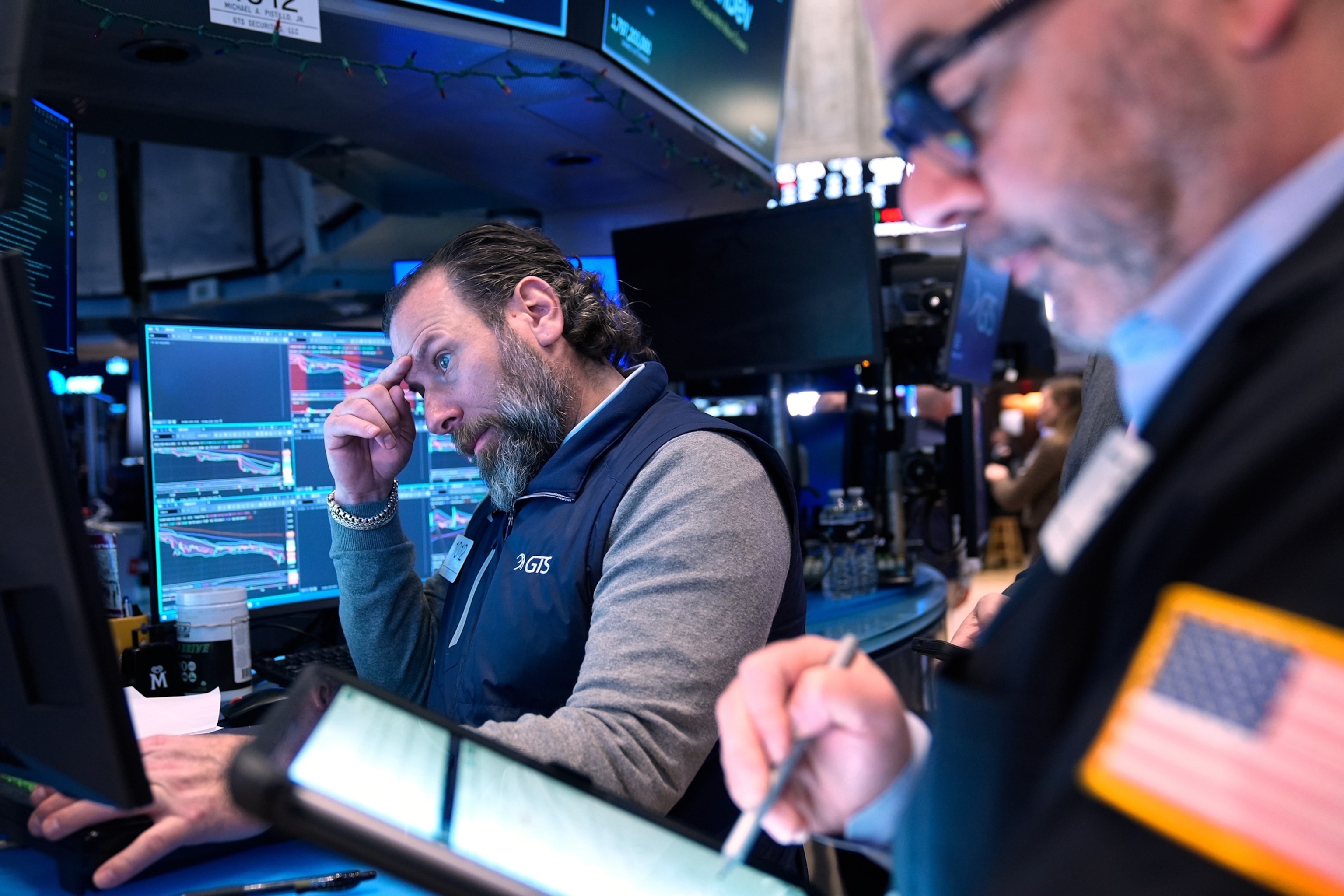 Dow closes down 700 points as global oil prices top $100 a barrel
