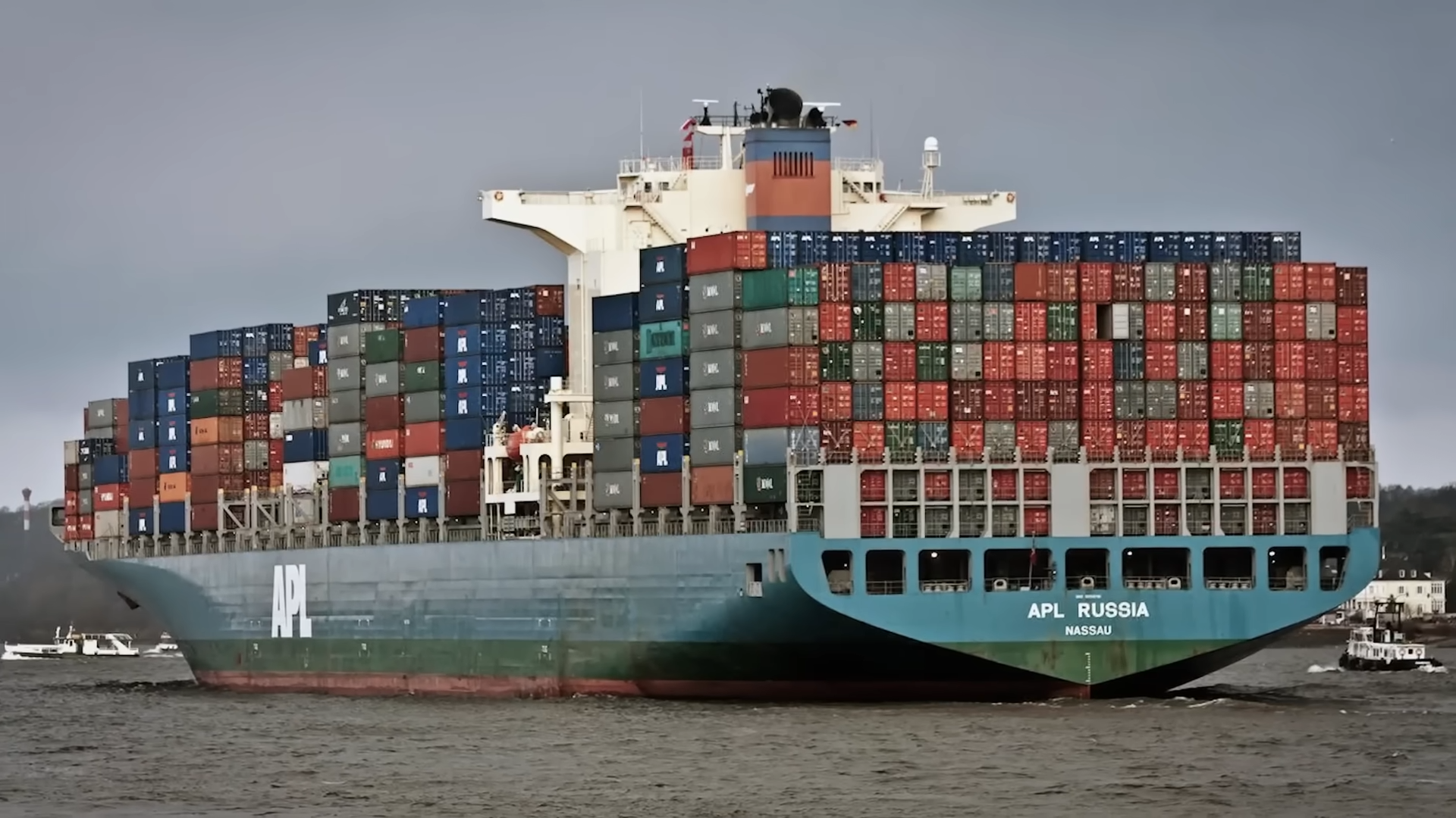 Watch what happens when a 4,000-container ship snaps in half