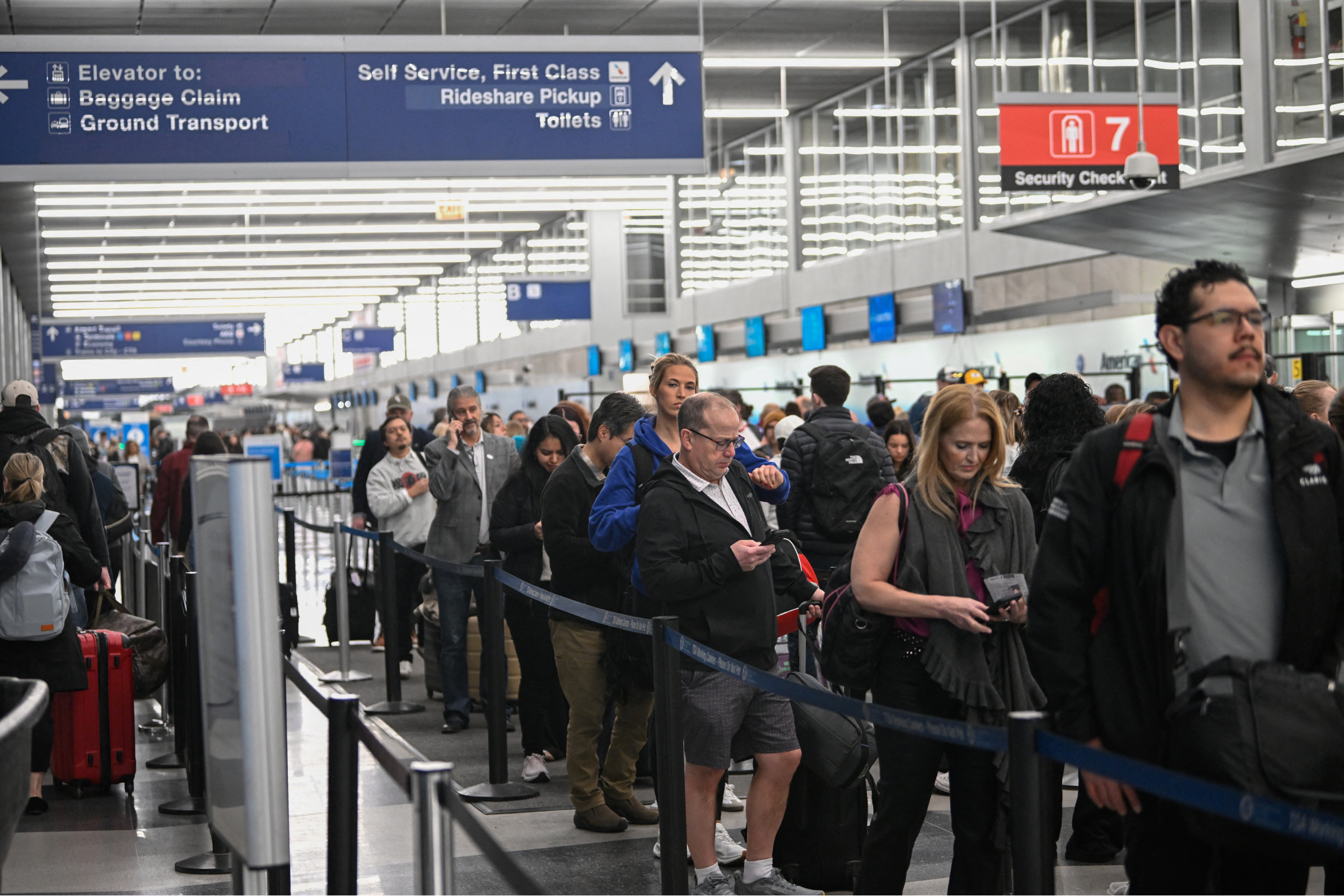 Bức xúc vì xếp hàng nhiều giờ chờ soi chiếu an ninh ở sân bay Mỹ