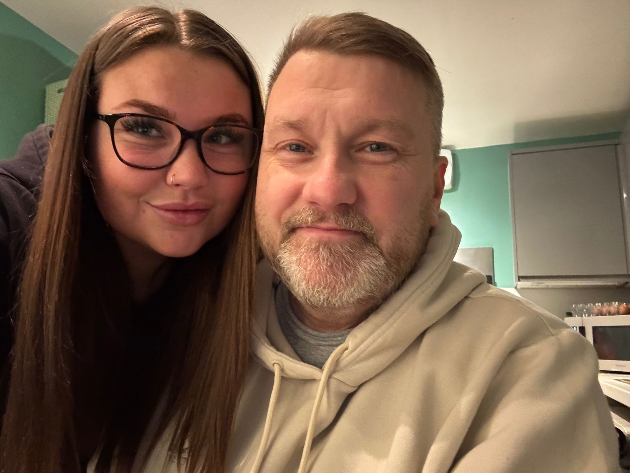 East Lothian terminal cancer dad's pride as daughter takes on skydive ...