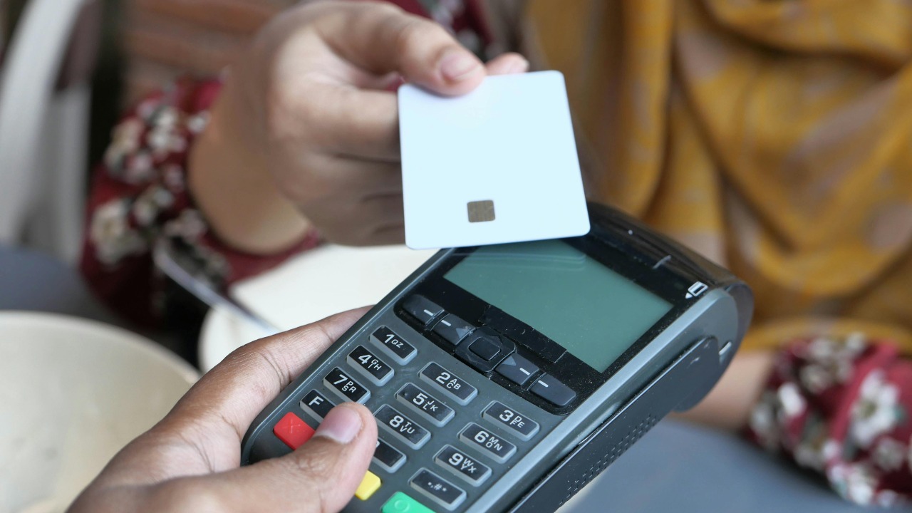 Viral video warns diners about fast tip prompts on card readers