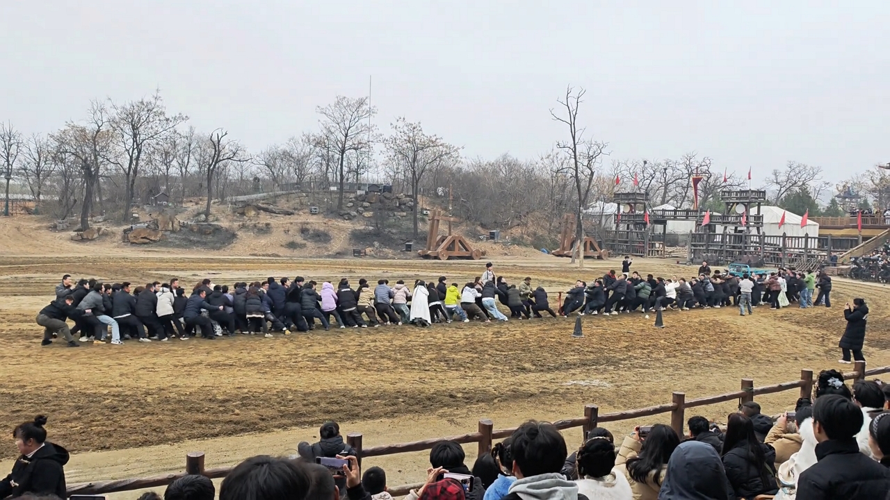 Tug-of-war rope snaps sending players to the ground in Henan, China