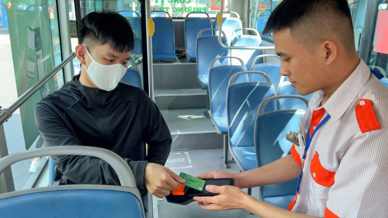 Thí điểm không in vé giấy trên 16 tuyến xe buýt, hành khách đi lại thế nào?
