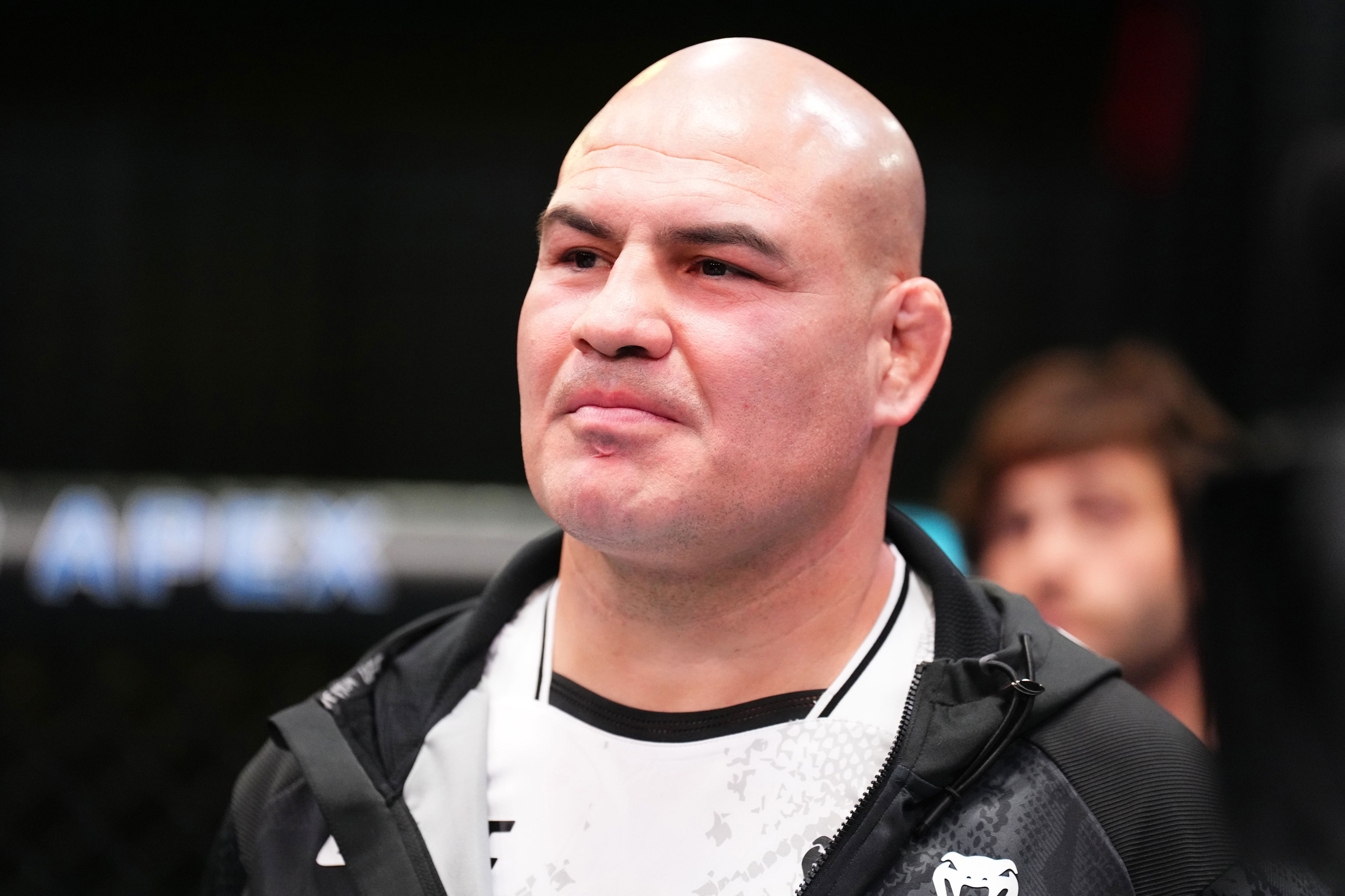 Alex Pereira gets some work in with Cain Velasquez