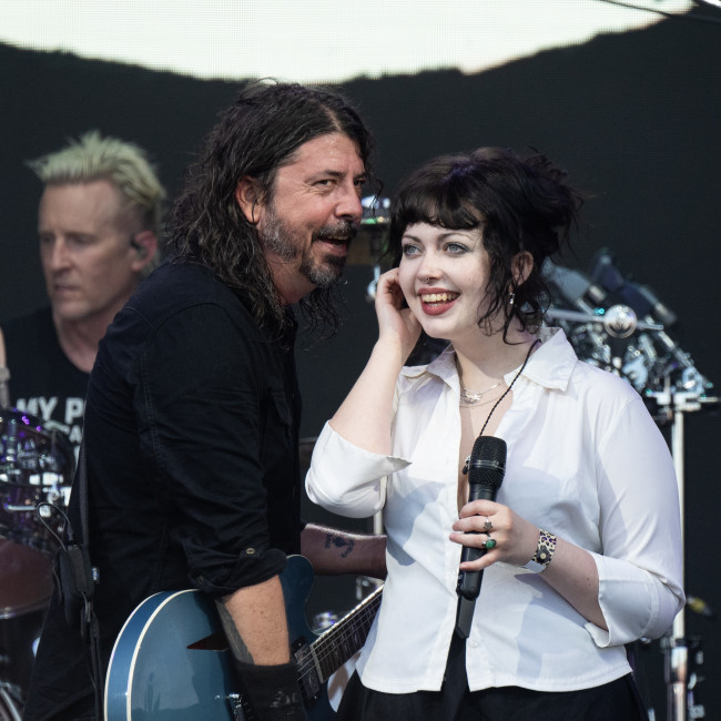 Violet Grohl hat ihr Debütalbum Be Sweet to Me angekündigt und ...