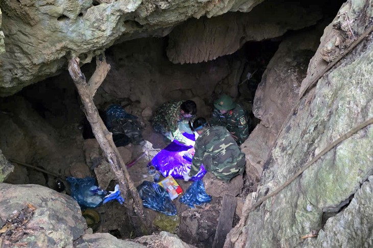 Hài cốt liệt sĩ trong hang đá với bộ cờ tướng sáng trắng