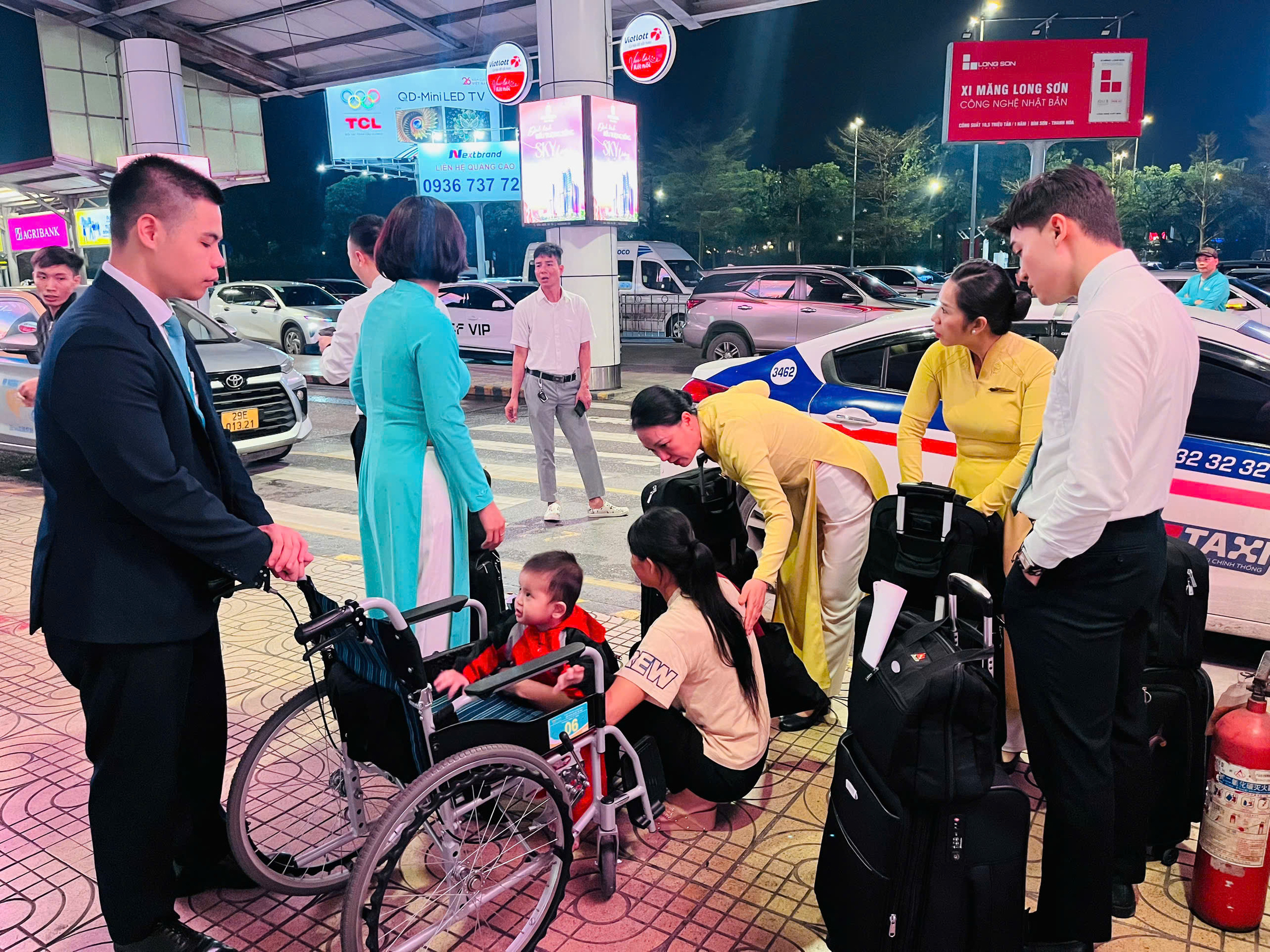 Tổ bay góp tiền đưa mẹ con người phụ nữ khiếm thị về quê