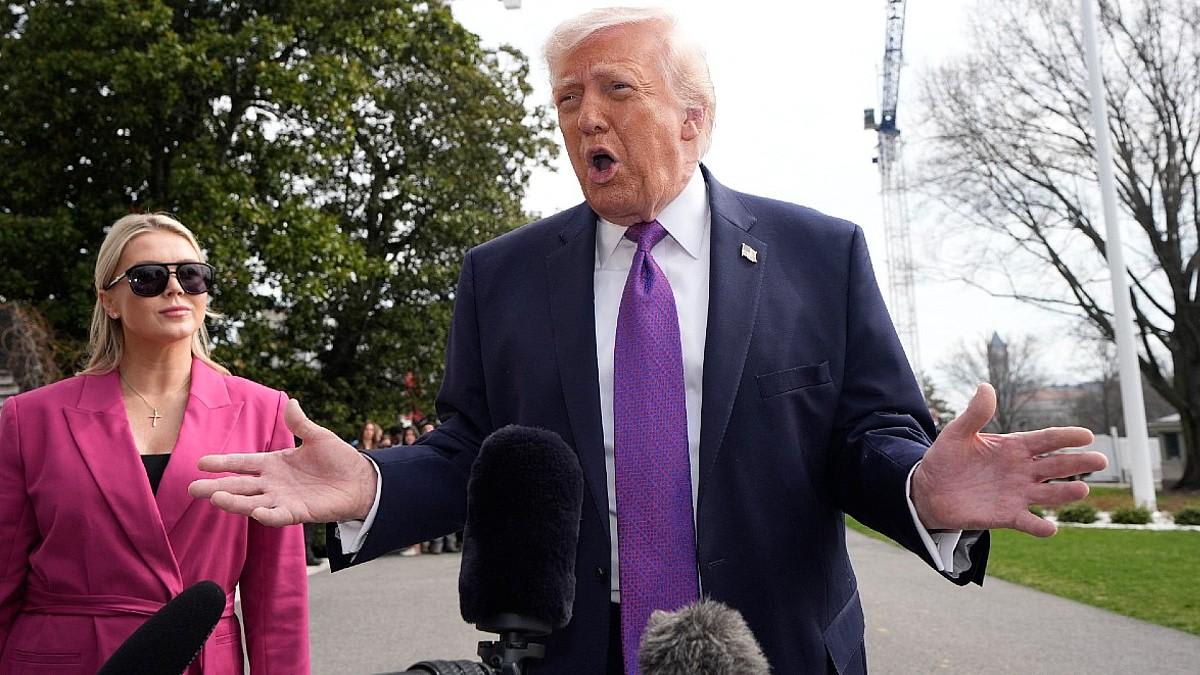 Karoline Leavitt clashes with reporter over Donald Trump question in ...