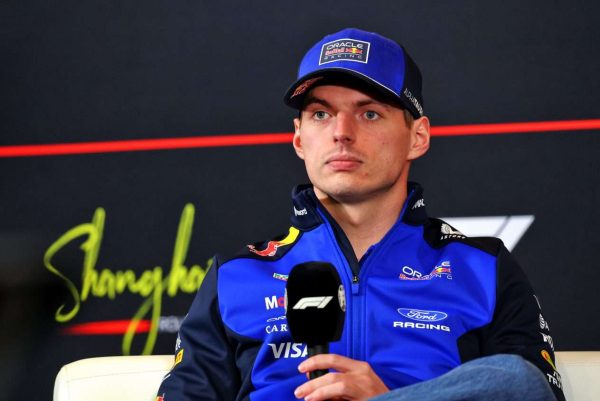 Max Verstappen potki toimittajan ulos lehdistötilaisuudesta: 