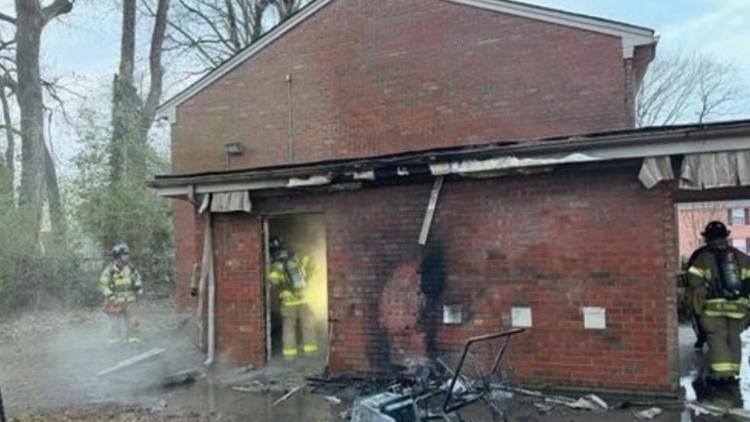 Virginia Beach fire crews respond to apartment fire