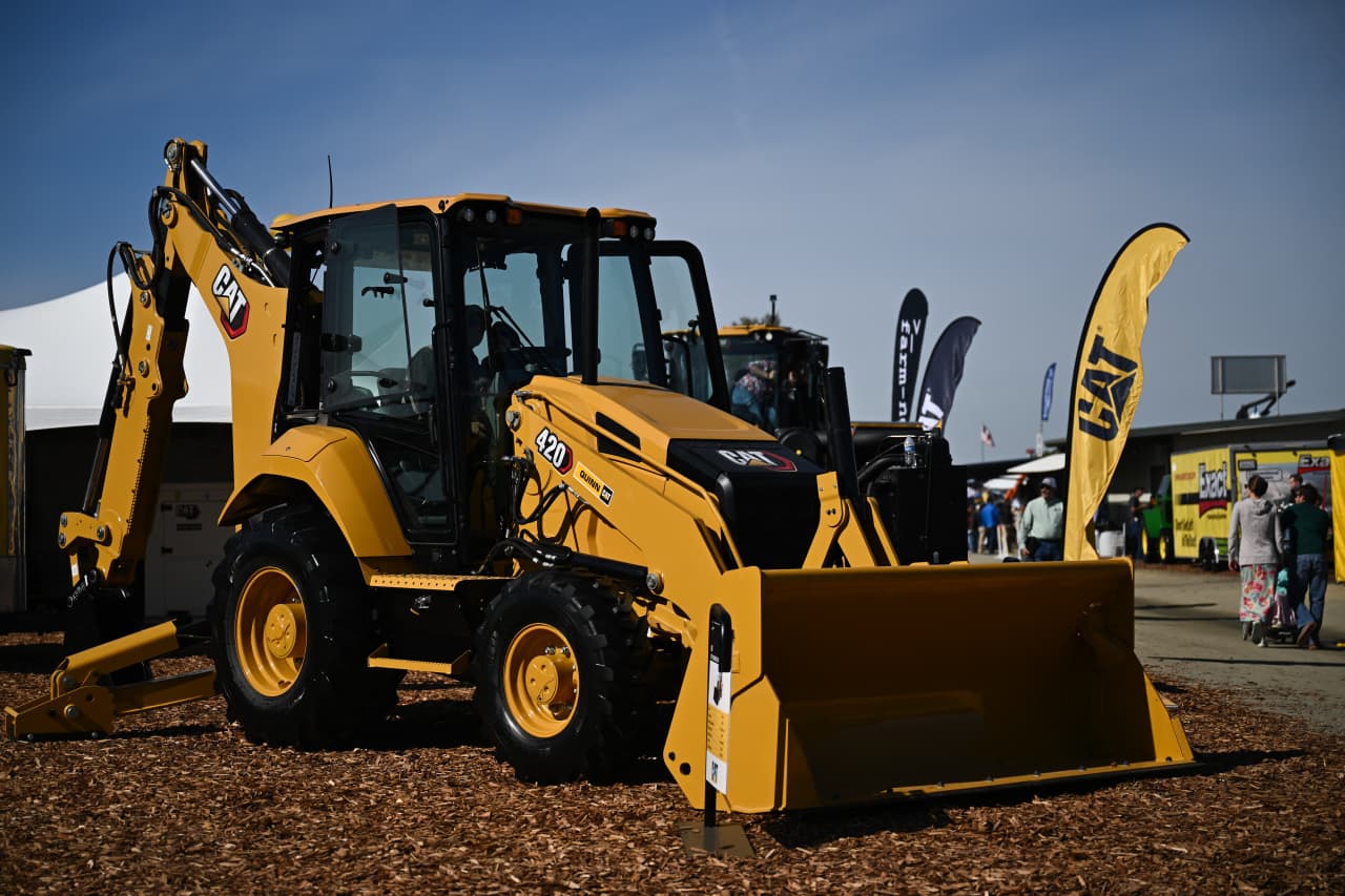 Deere, Caterpillar and 10 other stocks for an AI-infused blue collar ...