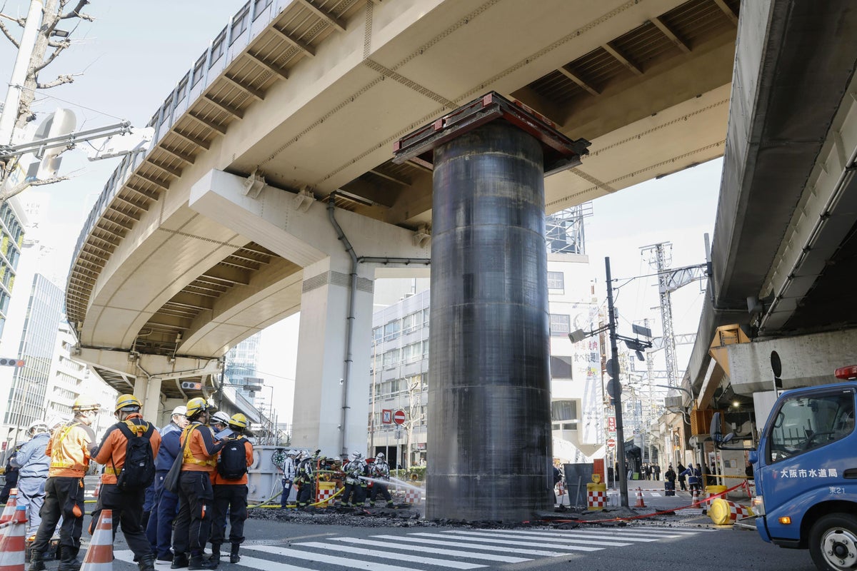 Giant pipe’s mysterious growth spurt on busy street baffles onlookers<br>