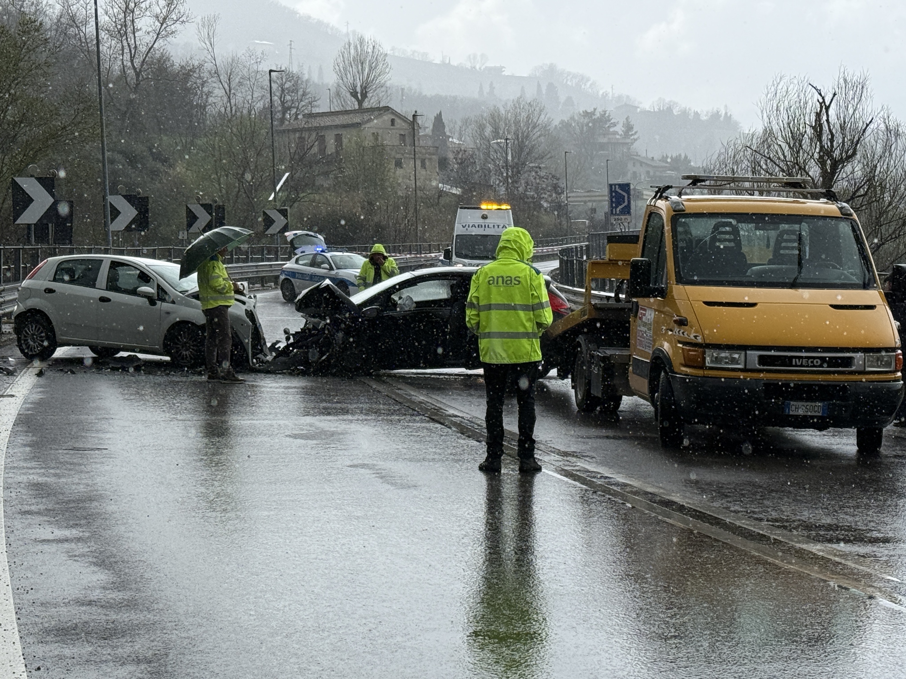 Scontro frontale tra due auto a Teramo, un morto e un ferito