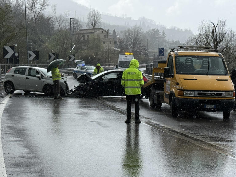 Scontro frontale tra due auto a Teramo, un morto e un ferito