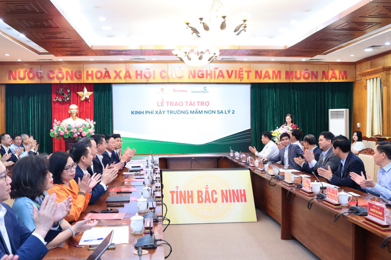 Vietcombank trao 10 tỷ đồng xây trường vùng cao Bắc Ninh