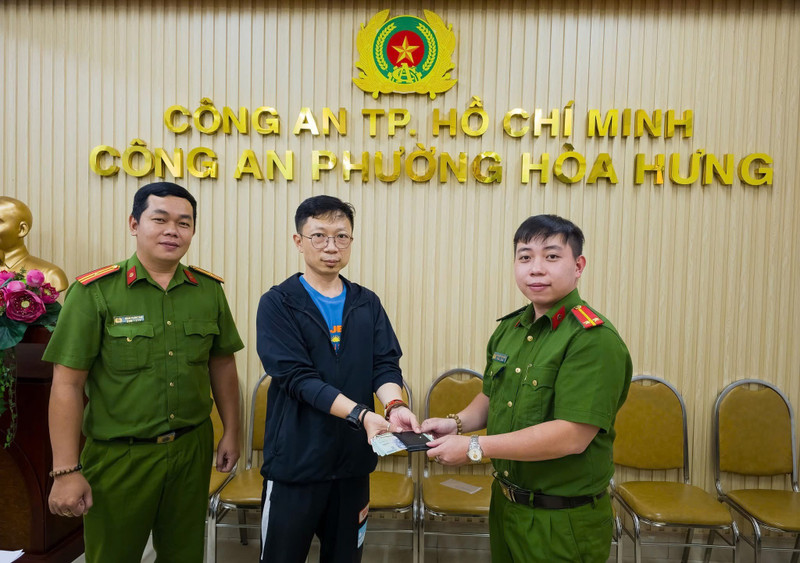 Người nước ngoài bị trộm sạch tài sản khi 'ngon giấc' trên vỉa hè