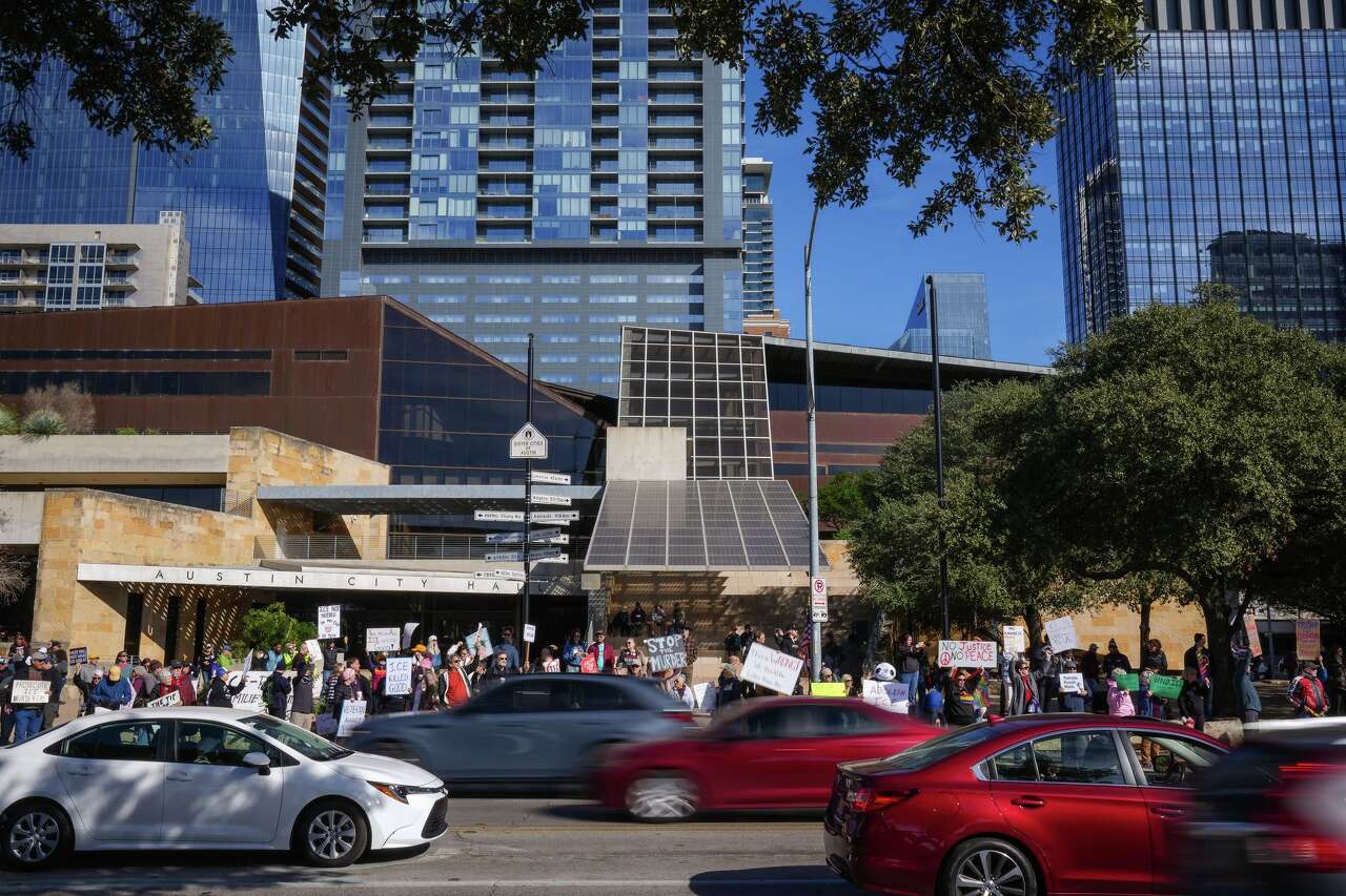 Austin City Council changes lobbying rules, raising debate over transparency<br><br>