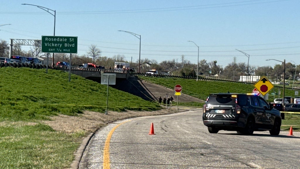 1 dead in Fort Worth police shooting on Highway 287