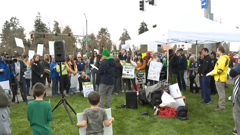 Rally backs ER doctors outside PeaceHealth RiverBend in Springfield on ...