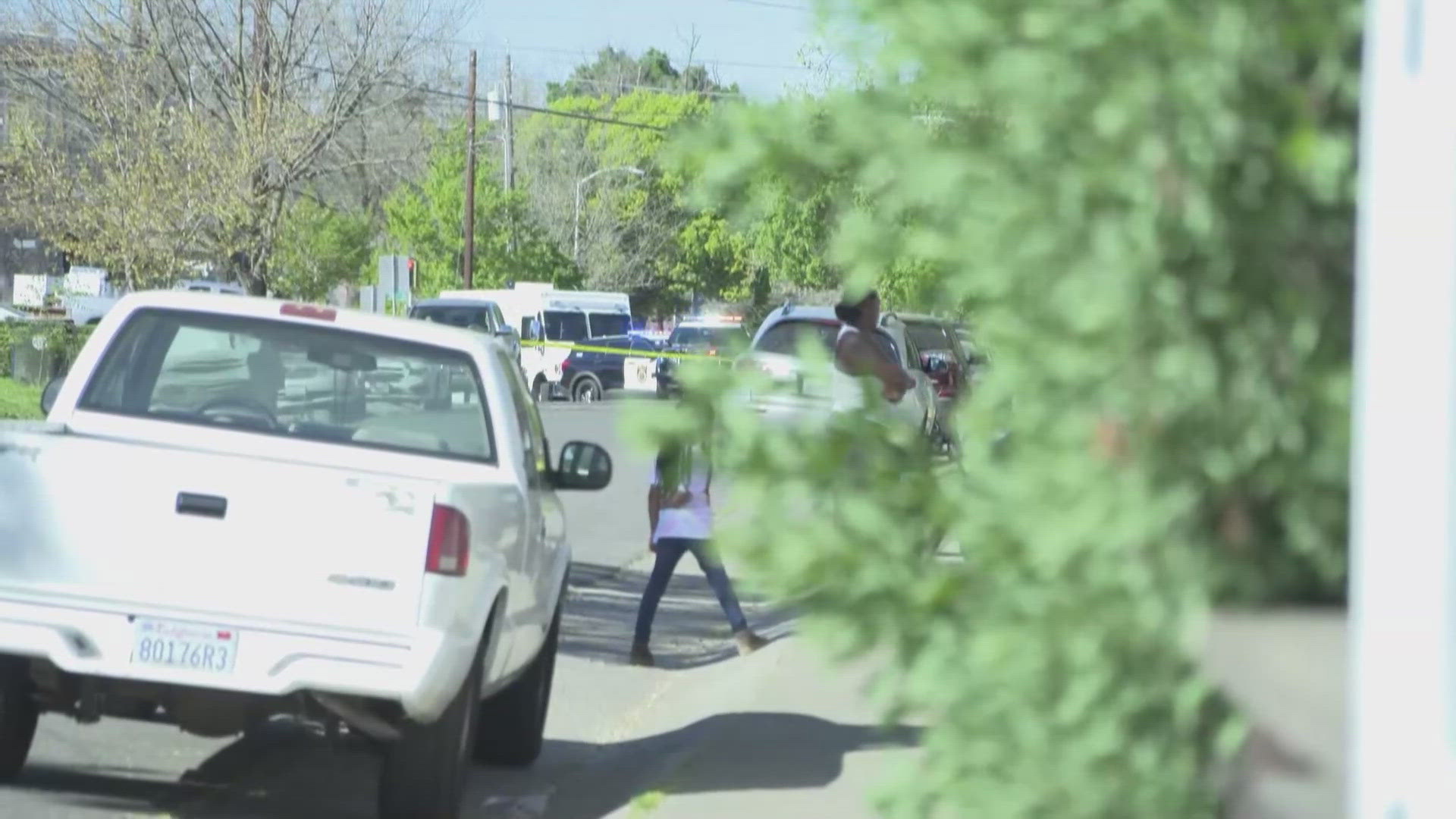 Law enforcement on scene with shooting suspect in Oak Park
