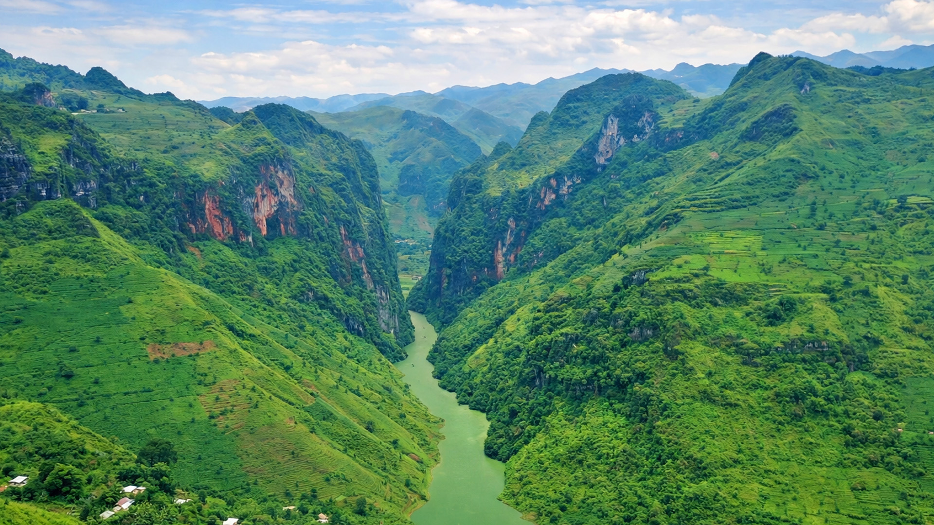 Ma Li Peng Pass and the stunning canyon of Ha Giang