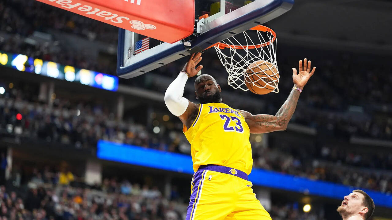 LeBron James returns to Lakers after injury absence