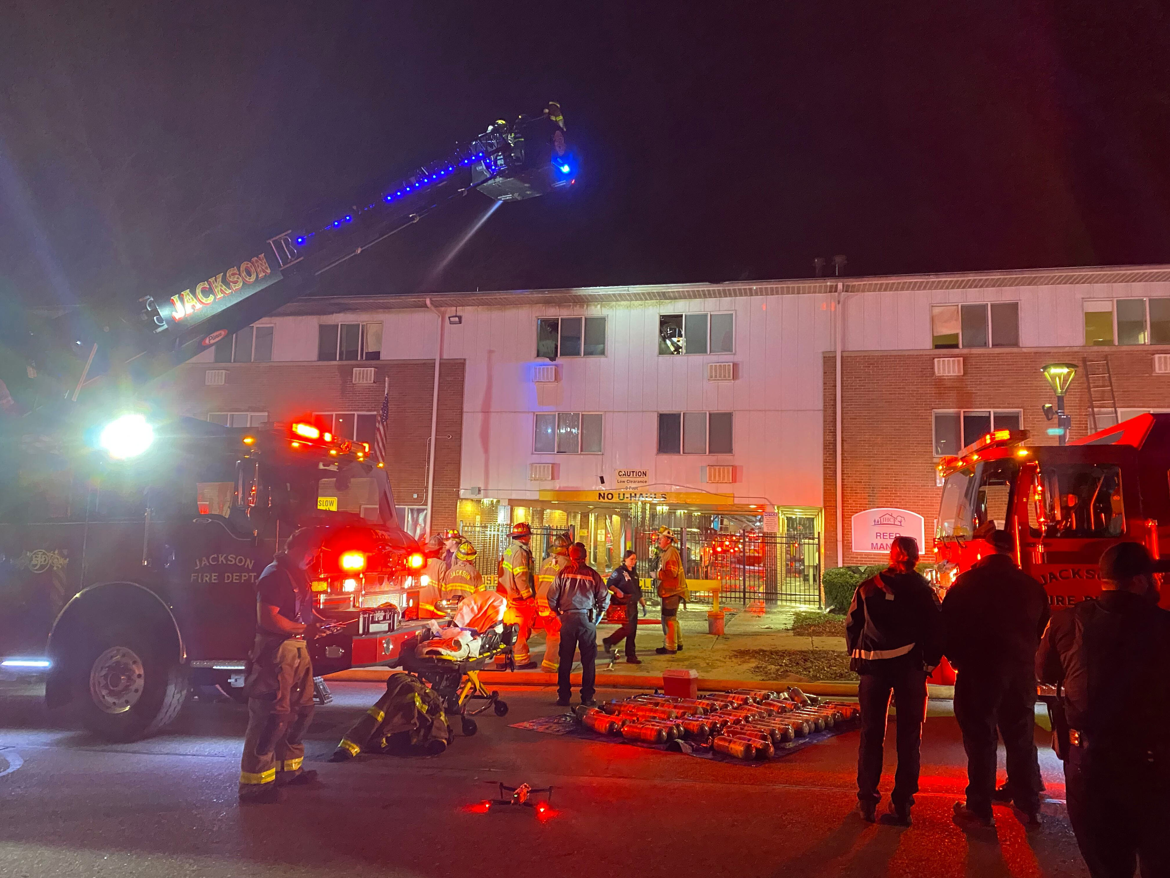 1 dead, more than a dozen people rescued from Jackson apartment fire
