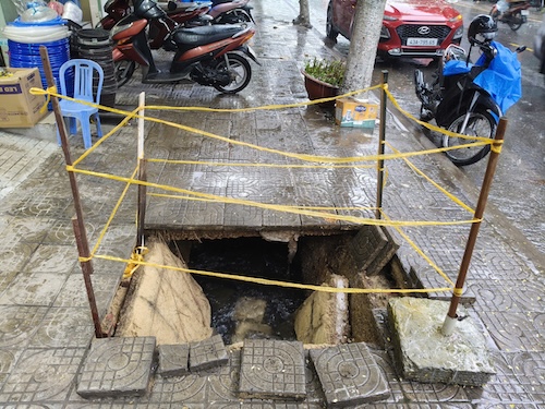 Suýt gặp tai nạn vì vỉa hè bất ngờ sụp