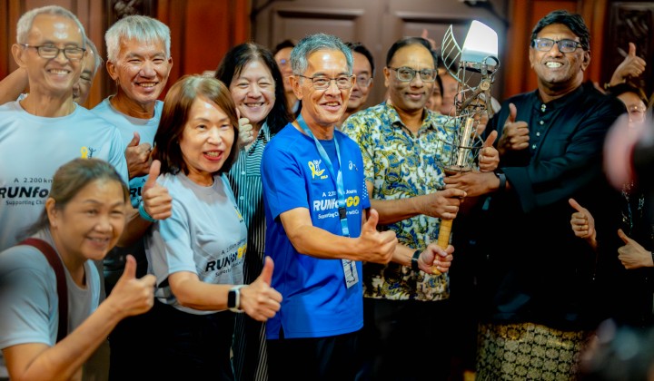 Lim (centre, in blue) with friends and NCSM representatives at the Run for Gold press conference, held at the Royal Selangor Club in Kuala Lumpur on Thursday. (Pix: Fernando Fong)