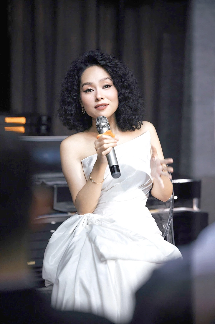 Hoàng Quyên trở lại với River