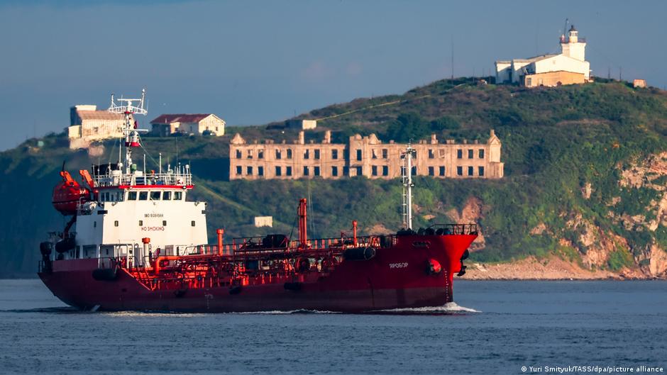 US temporarily allows sale of Russian oil stranded at sea