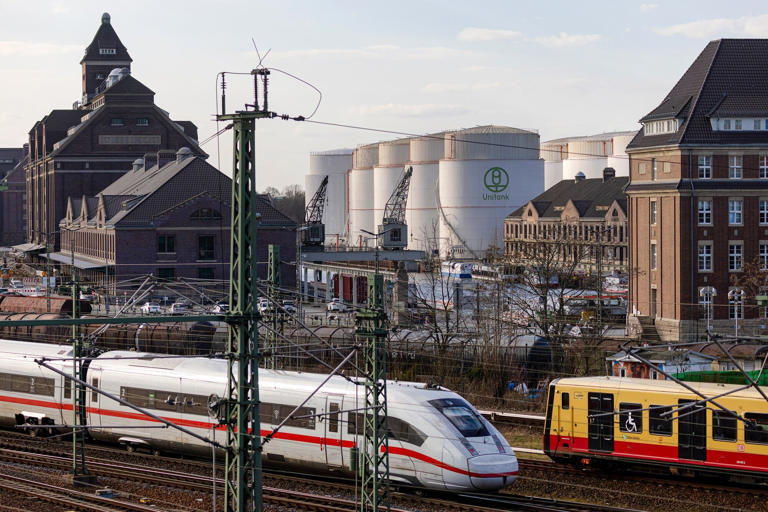 Los aliados de Estados Unidos critican la decisión de Trump de levantar las sanciones petroleras contra Rusia.