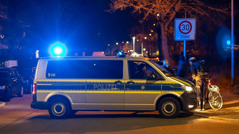 Vorbereitung auf Evakuierung nach Bombenfund in Avenariusstraße, Nürnberg, 14.11.2025 Polizeikräfte sichern einen Straßenabschnitt in der Avenariusstraße im Nürnberger Stadtteil Großreuth hinter der Veste ab. Im Rahmen des Einsatzes zur Entschärfung einer 450 Kilogramm schweren Fliegerbombe wurde eine Evakuierungszone im Umkreis von 800 Metern eingerichtet. Das Polizeifahrzeug mit eingeschaltetem Blaulicht blockiert die Zufahrt, während Personen mit Fahrrädern an der Absperrung gestoppt werden. Nürnberg Bayern Deutschland *** Preparation for evacuation after bomb found in Avenariusstraße, Nuremberg, 14 11 2025 Police forces secure a section of road in Avenariusstraße in the Großreuth district of Nuremberg behind the Veste As par 20251114-6V2A2214-M4000