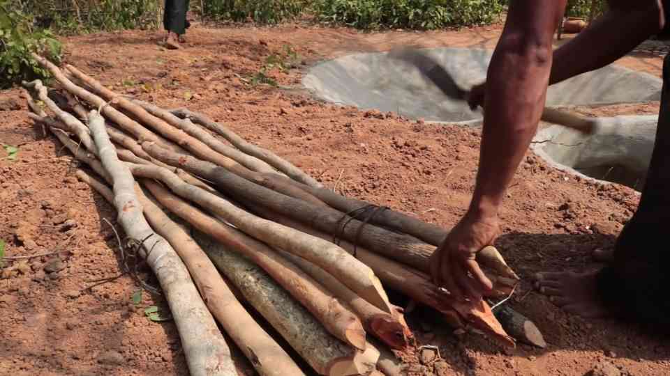 Watch these primitive men build a forest resort house with a pool ...
