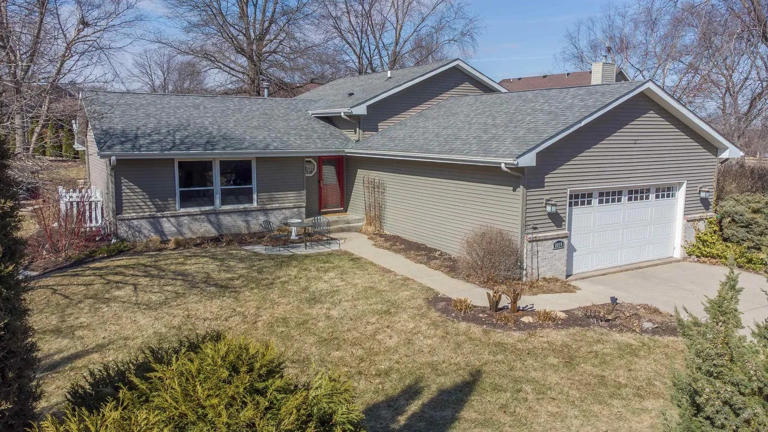 On the market: 4-bedroom, 4-level Freeport home has outside hot tub