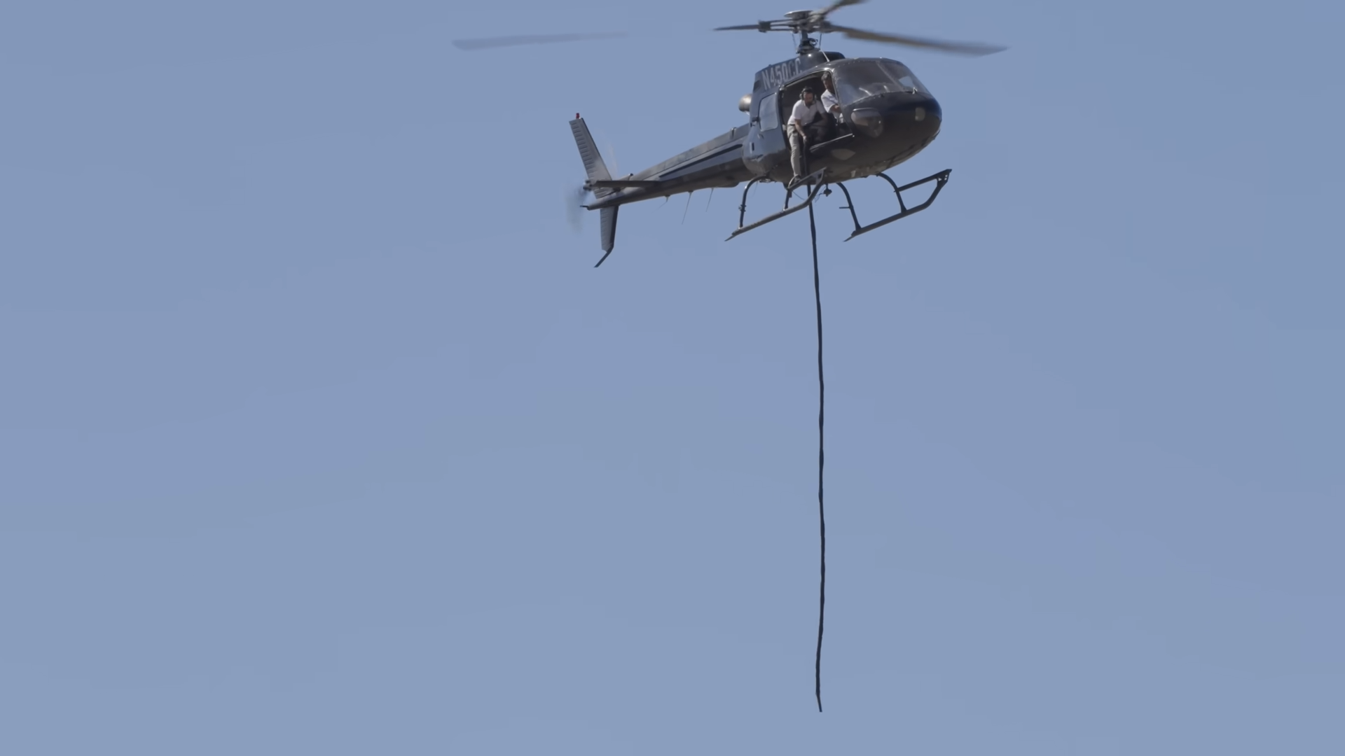 Watch what happens to a rope hanging from a helicopter at 60 mph